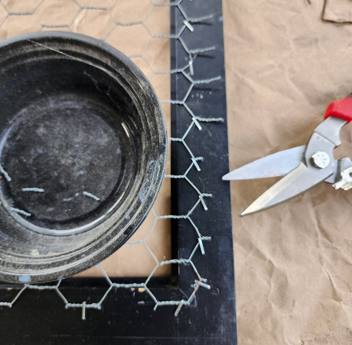 trim chicken wire pieces