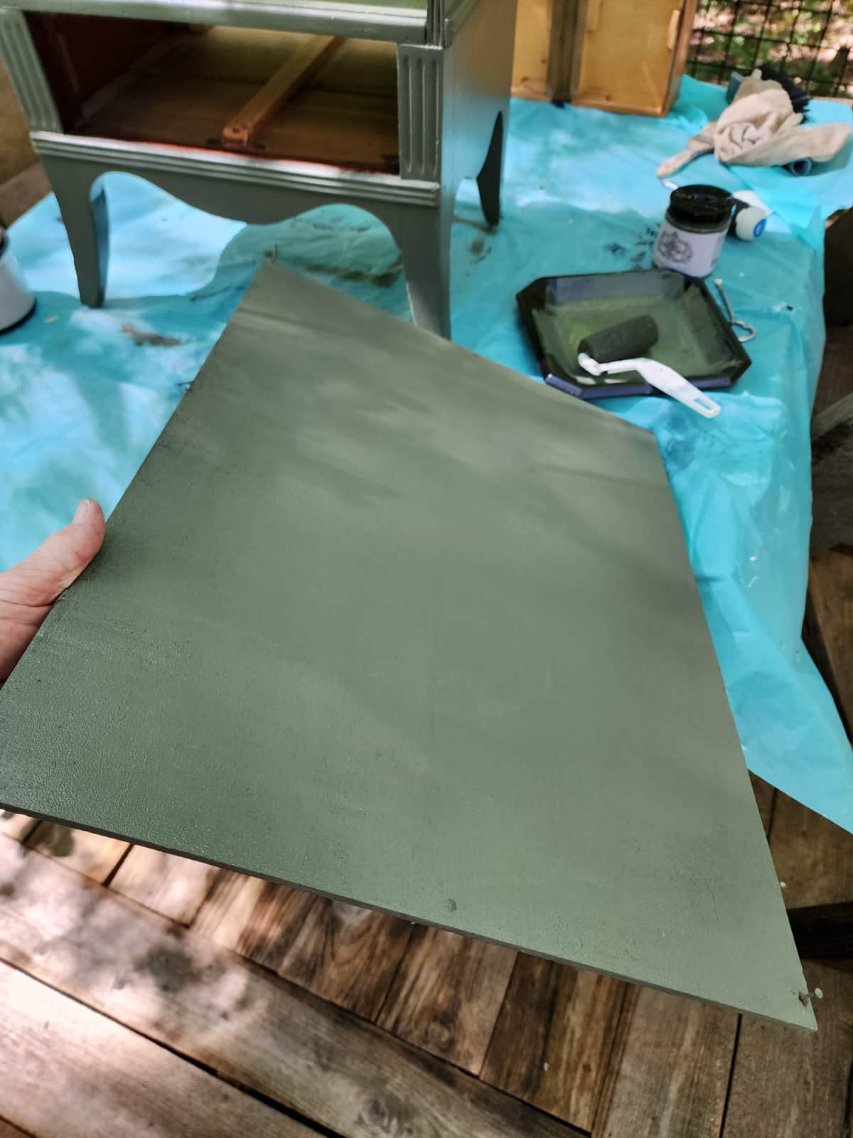paint the back of the phone stand green