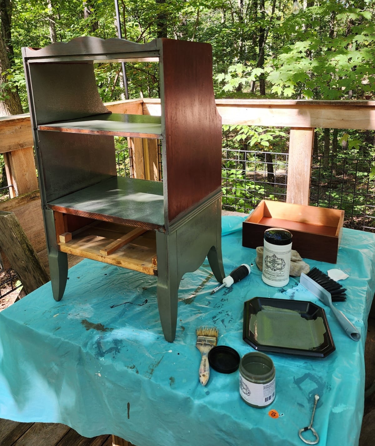 painting a wooden phone stand green