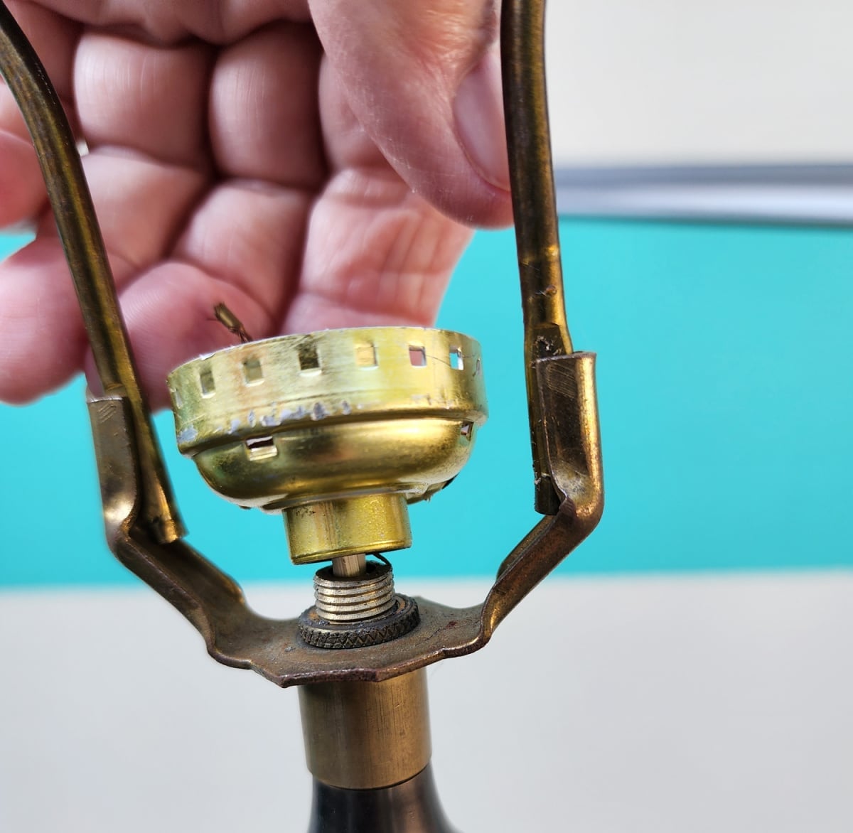 unscrew socket base from lamp
