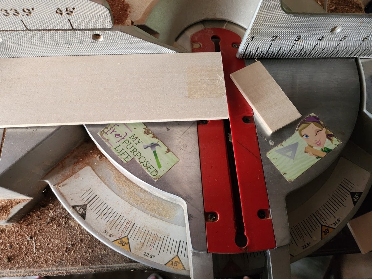  trim wood planks with a compound miter saw